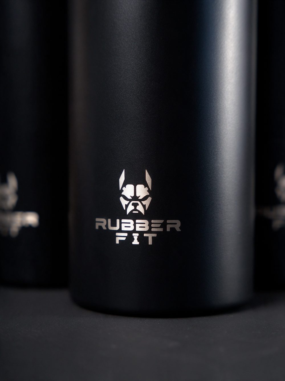 Logo Rubber Fit grabado en el tomatodo térmico de acero negro mate