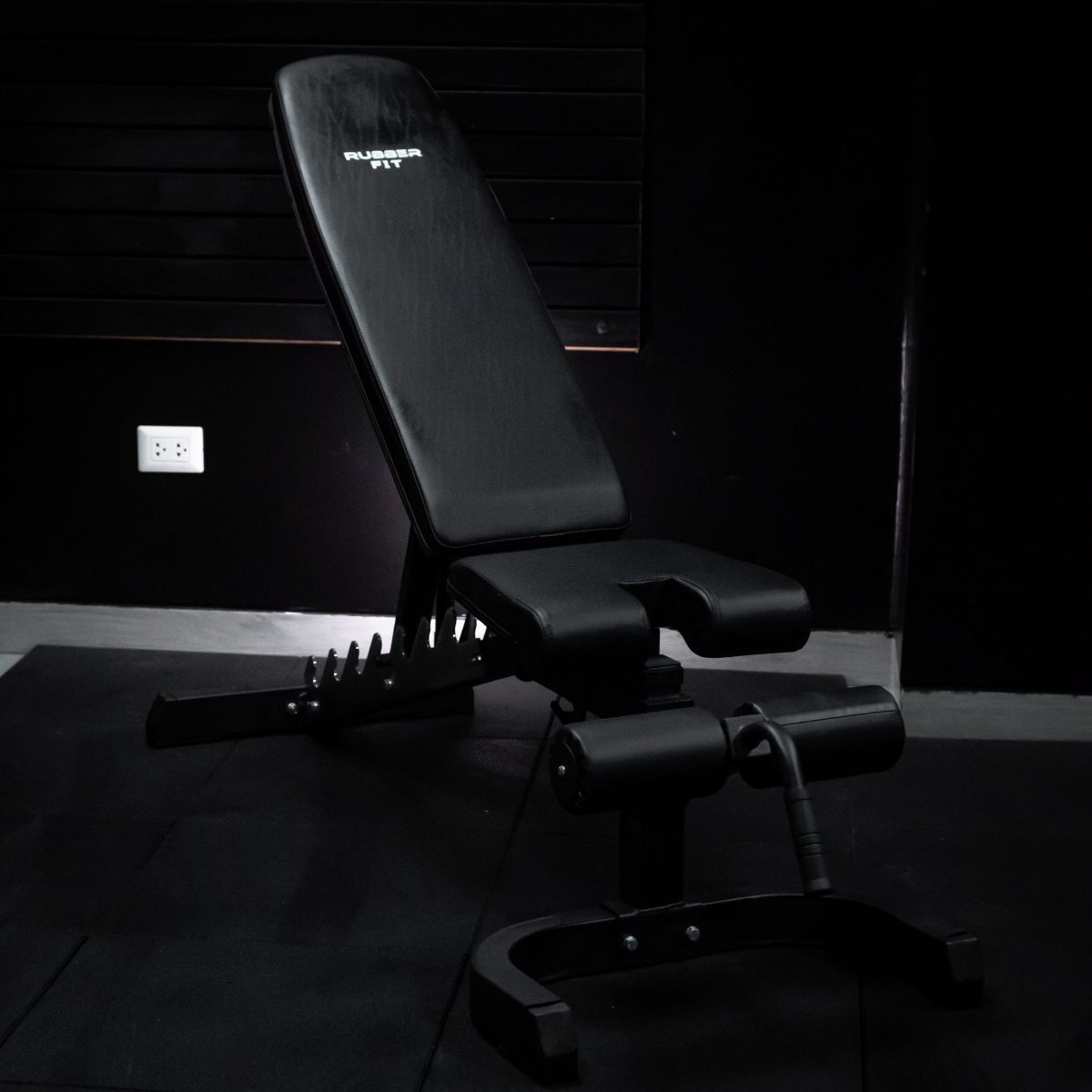 Banca ajustable profesional Rubber Fit con respaldo regulable